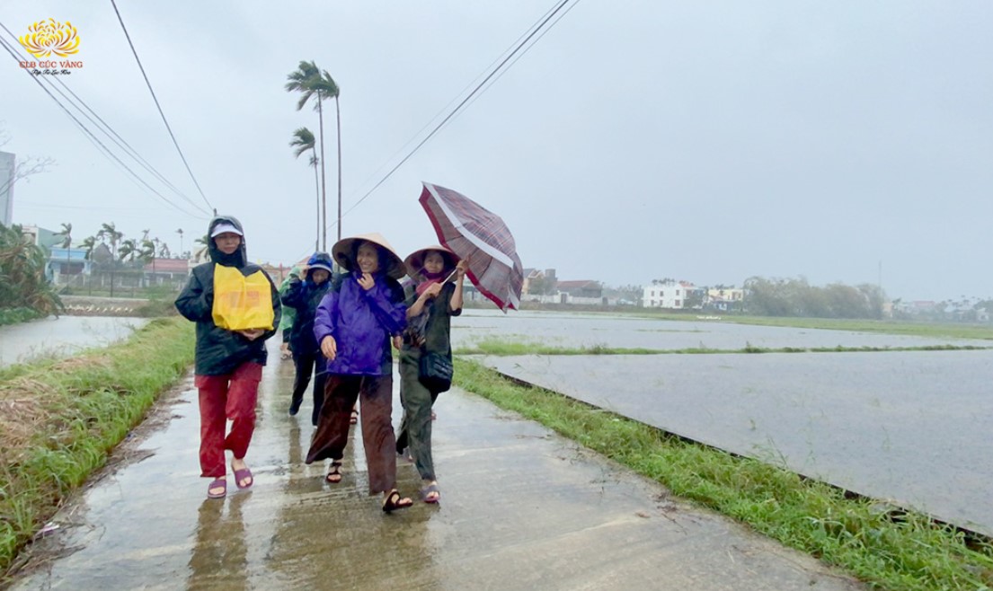 Trong chuyến từ thiện mưa bão tại tỉnh Quảng Nam, CLB Cúc Vàng - chùa Ba Vàng trao gửi niềm tri ân tới 10 mẹ Việt Nam Anh Hùng
