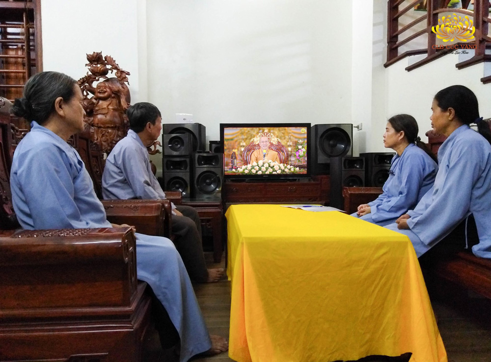 Các Phật tử chăm chú nghe Sư Phụ giảng