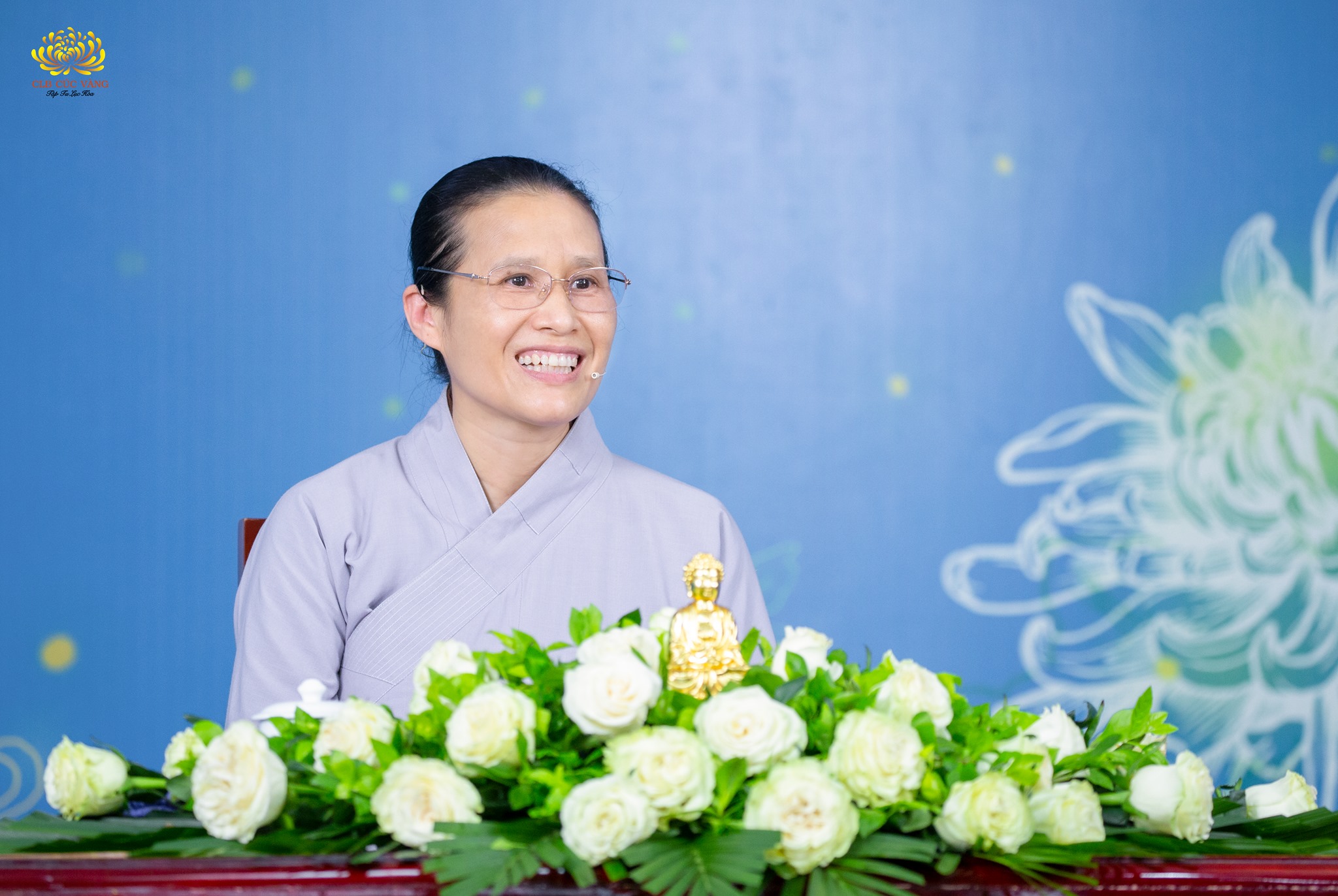 Cô Phạm Thị Yến khẳng định chúng ta cần thực hành 10 điều như trong kinh Điềm lành tối thượng để có được may mắn Caption