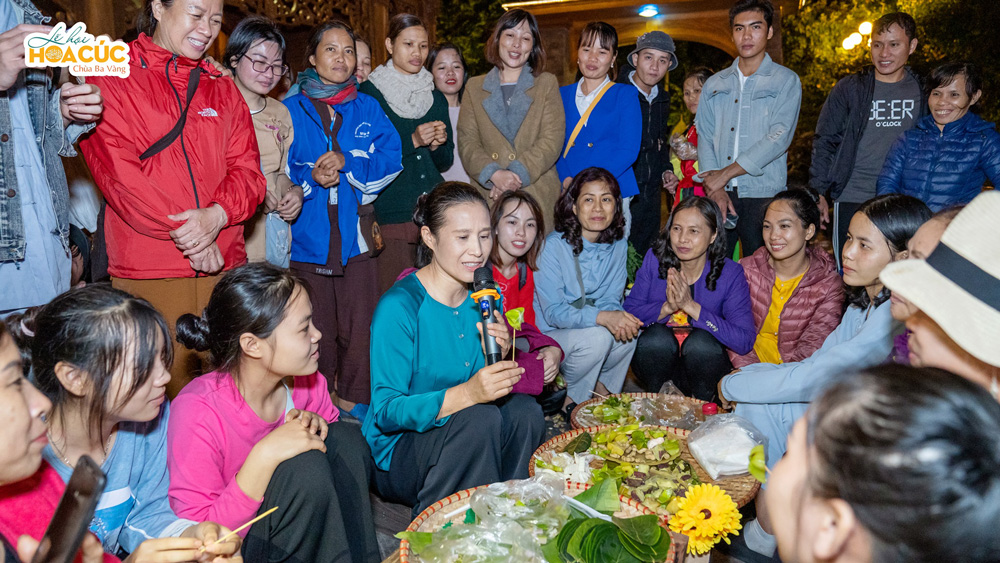 Cô Phạm Thị Yến cùng các Phật tử trong CLB Cúc Vàng - Tập Tu Lục Hòa đã đi tham quan khu chợ quê trong Đêm hội Trùng Dương