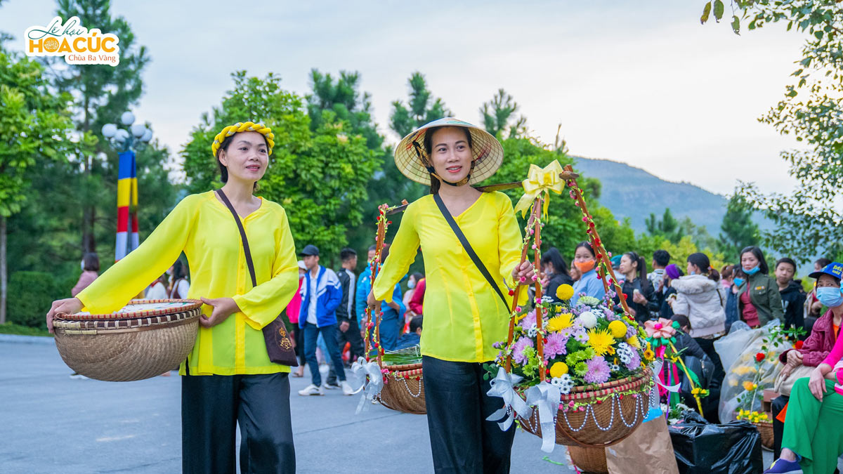 Các Phật tử hân hoan về chùa tham gia Lễ hội Hoa cúc