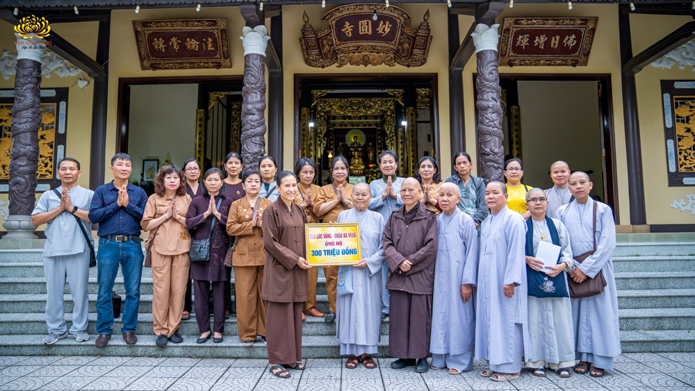 CLB Cúc Vàng trao 300 triệu đồng đến Ban trị sự GHPGVN tỉnh Thừa Thiên Huế để giúp đỡ đồng bào vùng lũ
