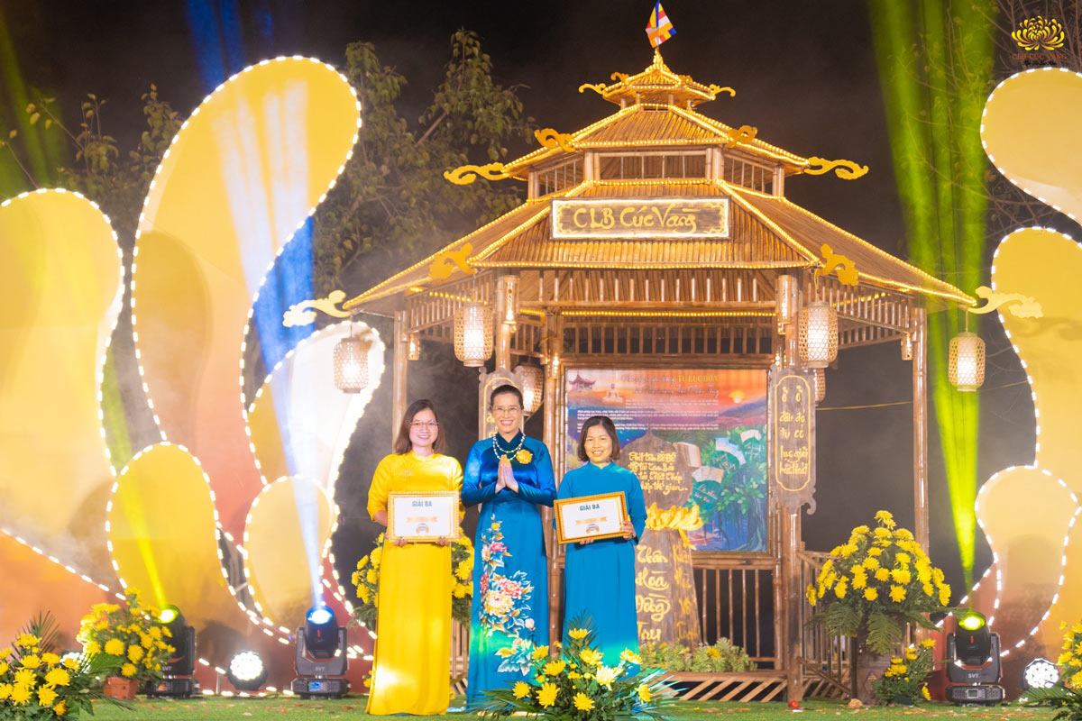 Cô chủ nhiệm Phạm Thị Yến trao giải ba hội trại tới các đạo tràng trong CLB Cúc Vàng