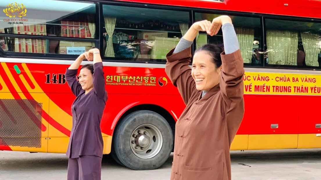 Các Phật tử CLB Cúc Vàng tập thể dục tại điểm nghỉ chân tỉnh Thanh Hóa trong chuyến từ thiện hướng về miền Trung