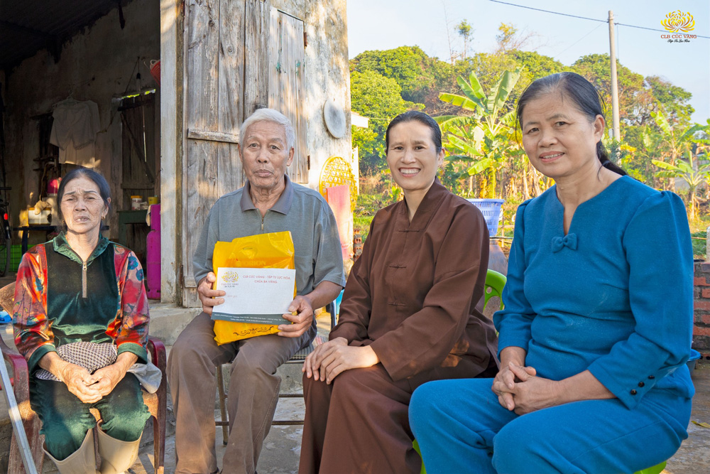 Cô Phạm Thị Yến cùng các Phật tử trong CLB Cúc Vàng đã trực tiếp trao tặng quà và động viên tới những hộ gia đình có hoàn cảnh khó khăn tại nơi đây.