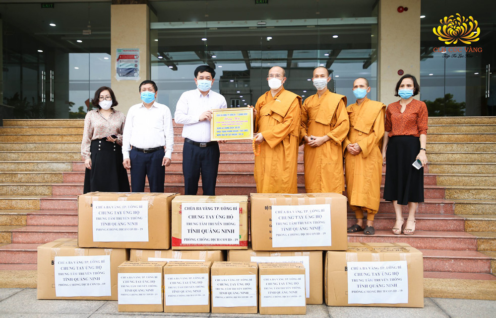 Hộ trì chư Tăng ủng hộ Trung tâm Truyền thông tỉnh Quảng Ninh - CLB Cúc Vàng chung tay phòng chống COVID-19