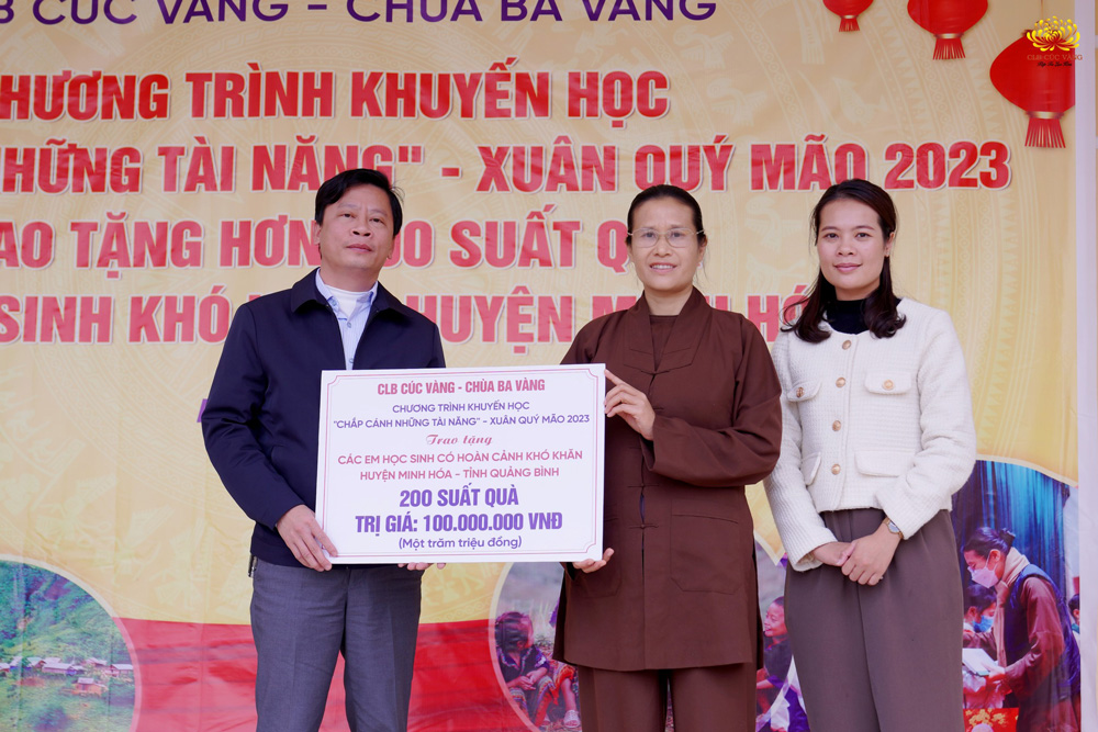 “Chắp cánh những tài năng” - Trao yêu thương tới các em học sinh có hoàn cảnh khó khăn tại huyện Minh Hóa, Quảng Bình