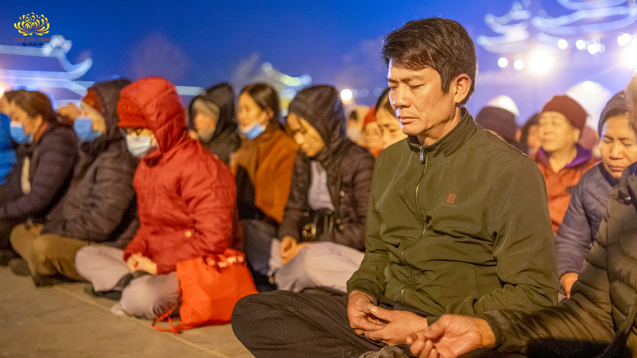Trong không khí tĩnh lặng, các Phật tử đang thực tập ngồi thiền, theo dõi nội tâm