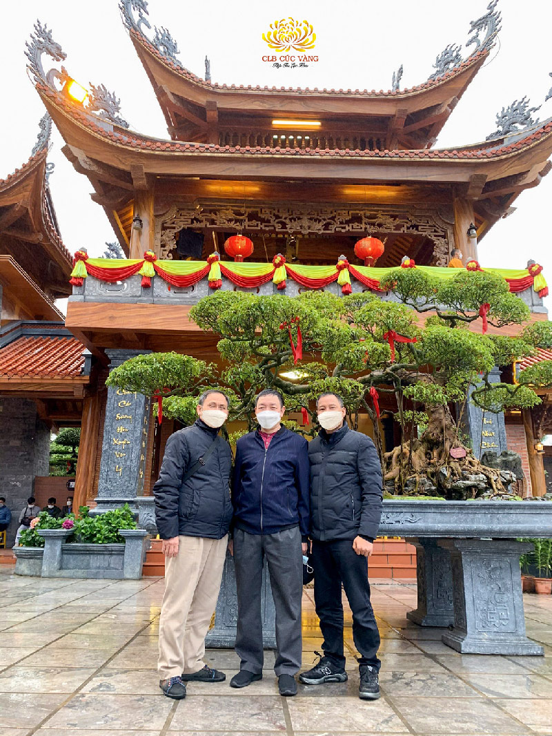 Phật tử Đặng Quang Huy, thành viên Đạo tràng Minh Long Đống Đa (đứng giữa) hoan hỷ khi được về chùa tu Bát quan trai đầu năm mới