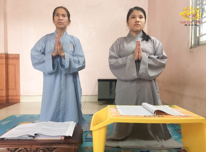 Phật tử Đặng Thị Hậu cùng mẹ tu tập tại nhà theo sự chỉ dạy của Sư Phụ cùng chư Tăng và sự hướng dẫn của Cô chủ nhiệm Phạm Thị Yến
