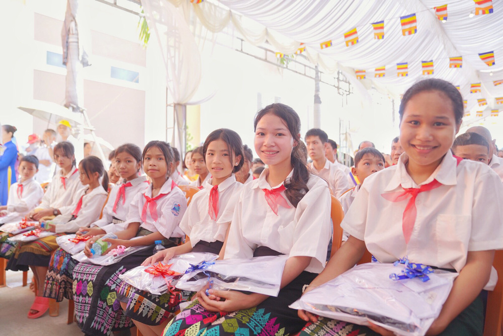 Niềm vui trên nét mặt các em học sinh khi được đón nhận món quà ý nghĩa từ Cô Phạm Thị Yến và các Phật tử CLB Cúc Vàng trong Lễ Phật đản huyện Minh Hóa