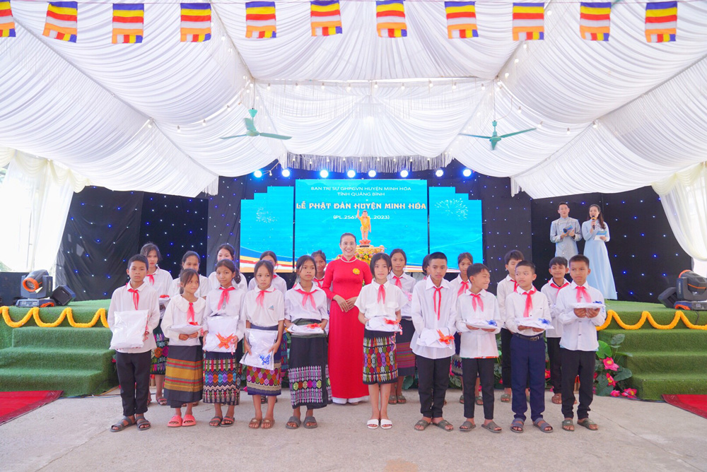 CLB Cúc Vàng trao tặng 500 bộ quần áo đồng phục trị giá 150 triệu đồng tới các em học sinh trường Phổ thông dân tộc Bán trú Tiểu học và Trung học cơ sở số 2 Trọng Hóa tại Lễ Phật đản huyện Minh Hóa