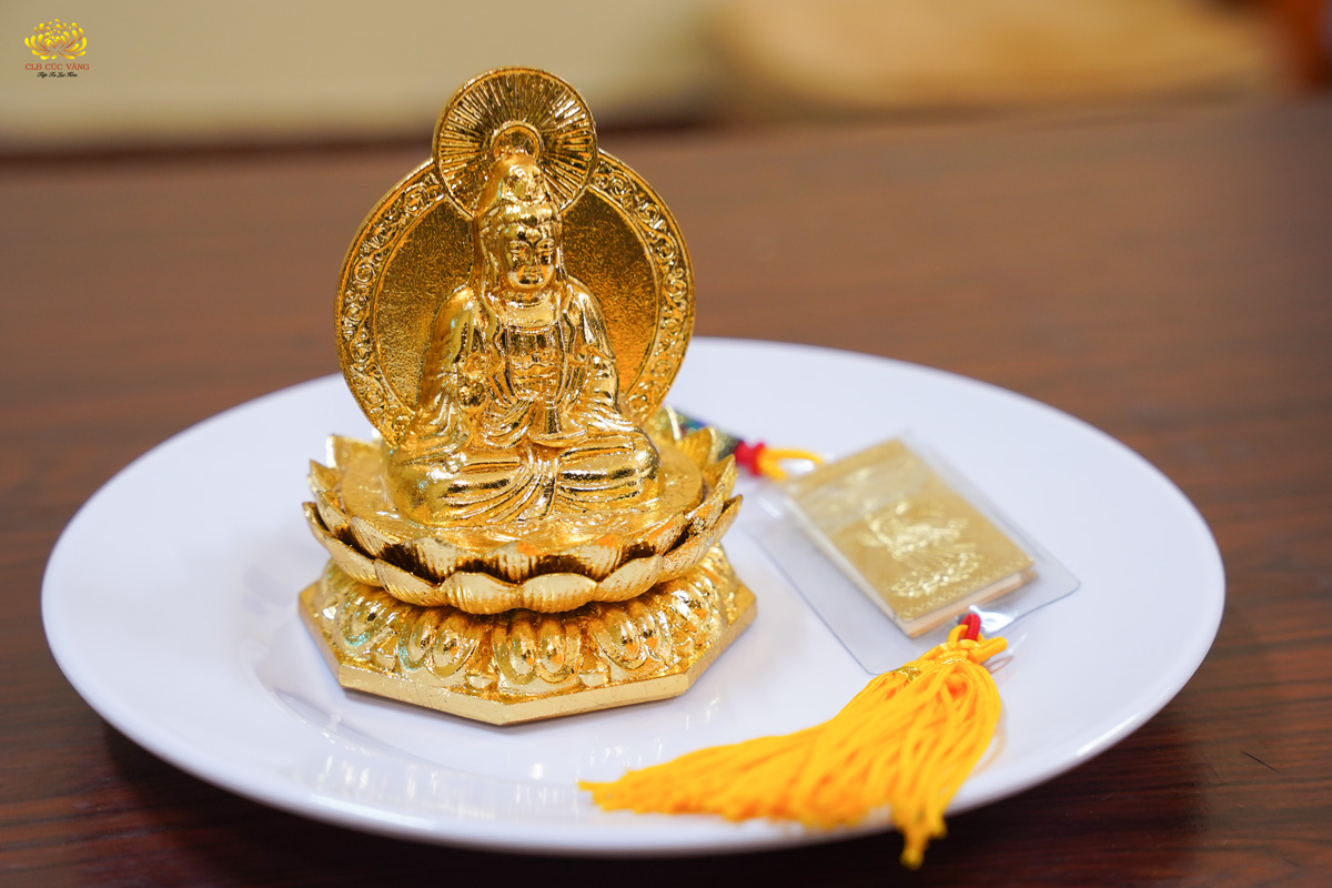 Tôn tượng Phật, khánh treo được đặt trên đĩa (ảnh minh họa)