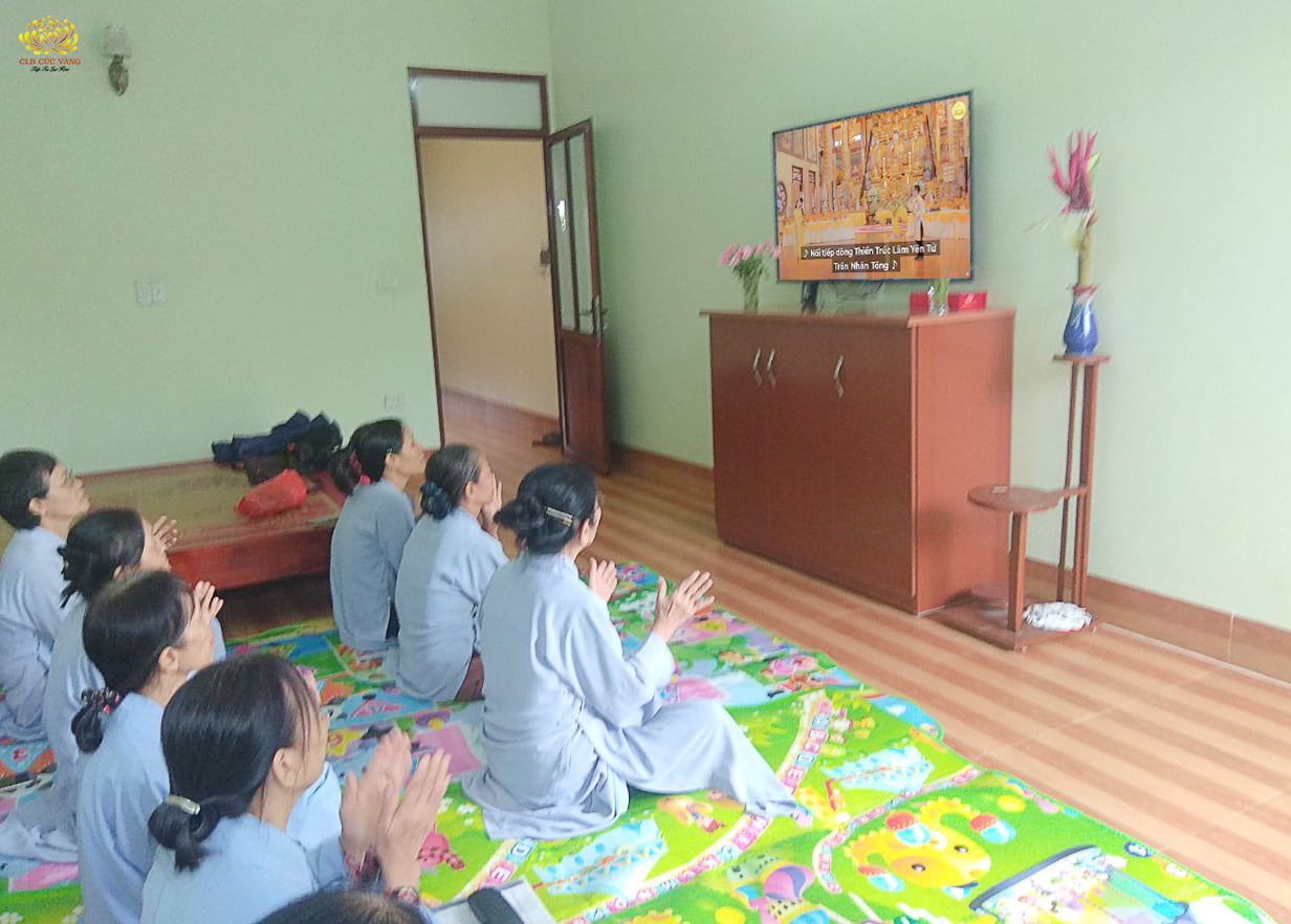 Tuy không được về chùa nhưng các Phật tử cùng nhau theo dõi lễ giỗ Tổ trực tuyến tại nhà