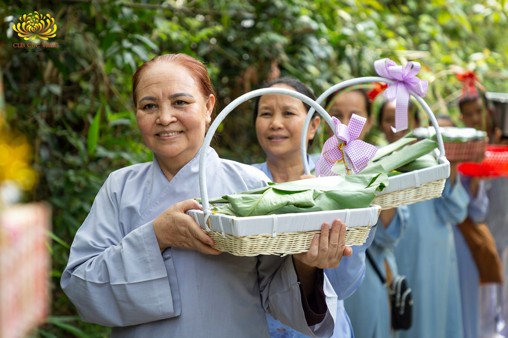 vat-pham-cung-duong-duoc-cac-phat-tu-goi-va-dat-vao-nhung-chiec-gio-that-can-than