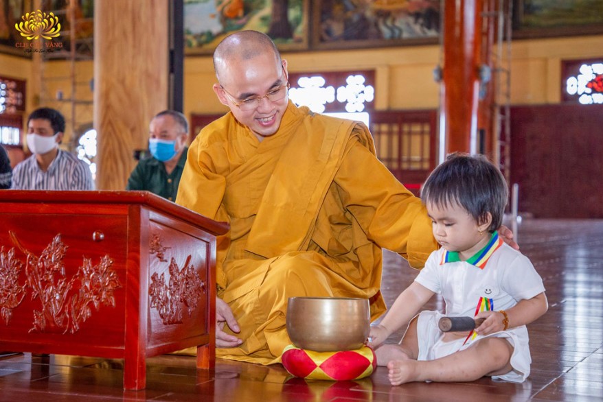 Bé Nguyễn Thiện Nhân được theo bố mẹ đưa về chùa Ba Vàng