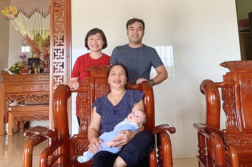 Bạn Bùi Thùy Linh chụp ảnh bên gia đình có mẹ, chồng và con trai là bé Lê Hải Đăng  