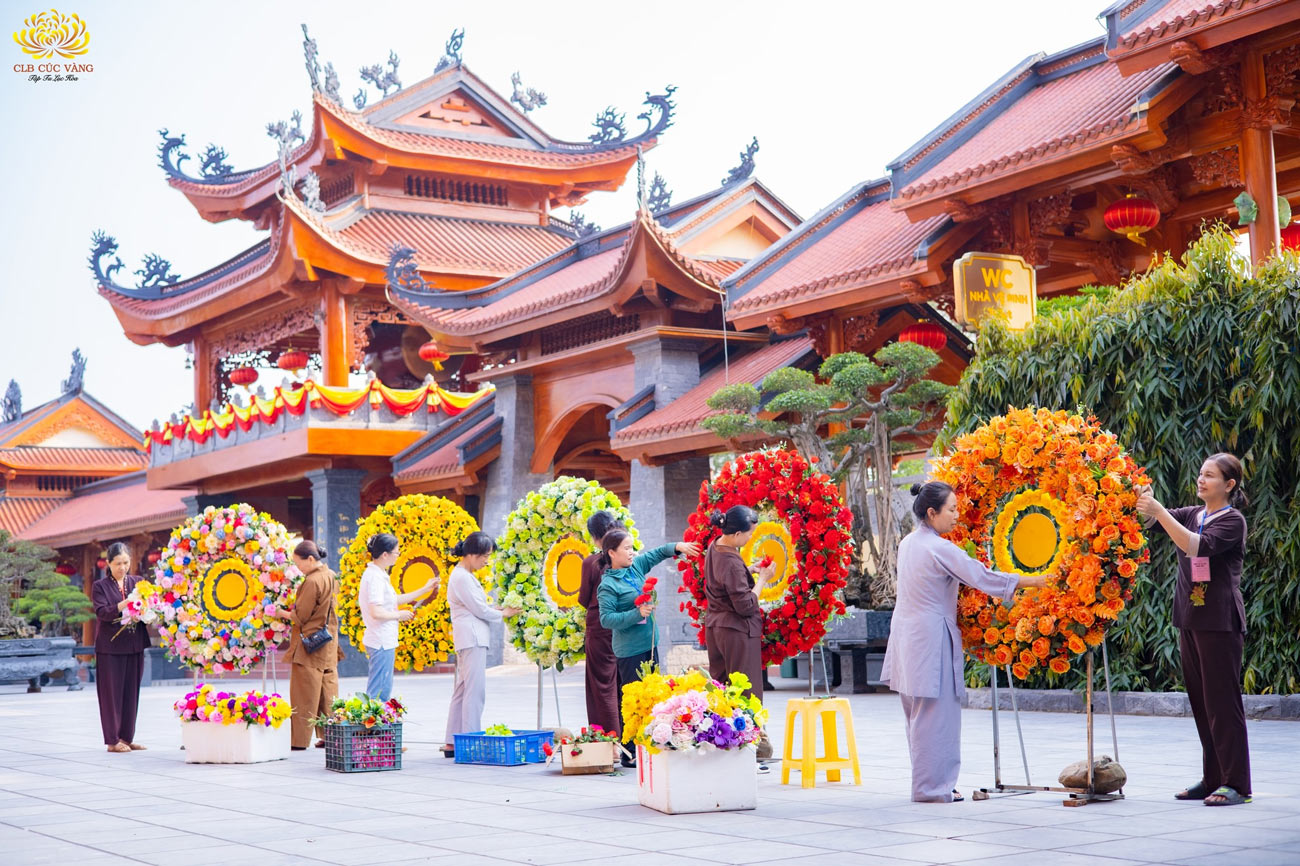 Những vòng hoa rực rỡ được chuẩn bị sẵn sàng đón mừng Đại lễ Phật đản chùa Ba Vàng năm 2023