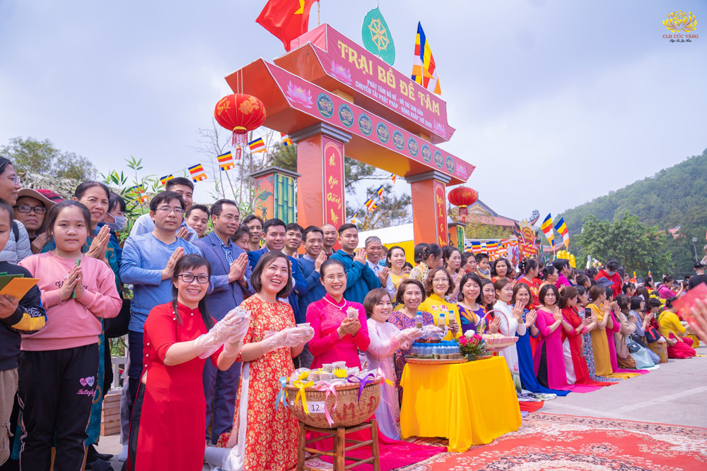 CVượt gần 2.000km, các Phật tử trong CLB Cúc Vàng từ các tỉnh thành miền Nam đã có mặt tại chùa Ba Vàng để tham gia hội trại và cùng nhau lưu lại khoảnh khắc đẹp bên Cô chủ nhiệm.