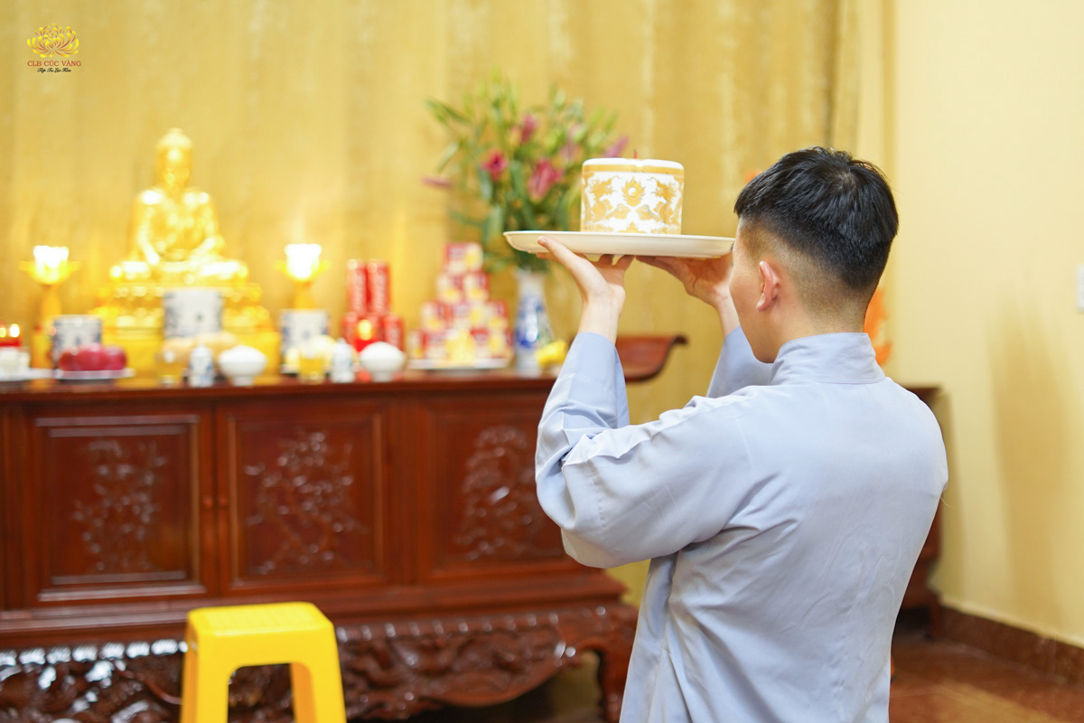 Hình ảnh Phật tử quỳ lên dâng tất cả hoặc 1 món đồ cần xả (ảnh minh họa)