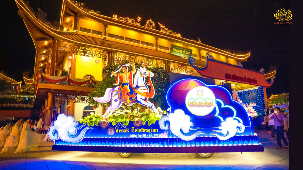 Xe mô hình Đức Phật xuất gia trong Đại lễ Phật đản 2022 tại chùa Ba Vàng