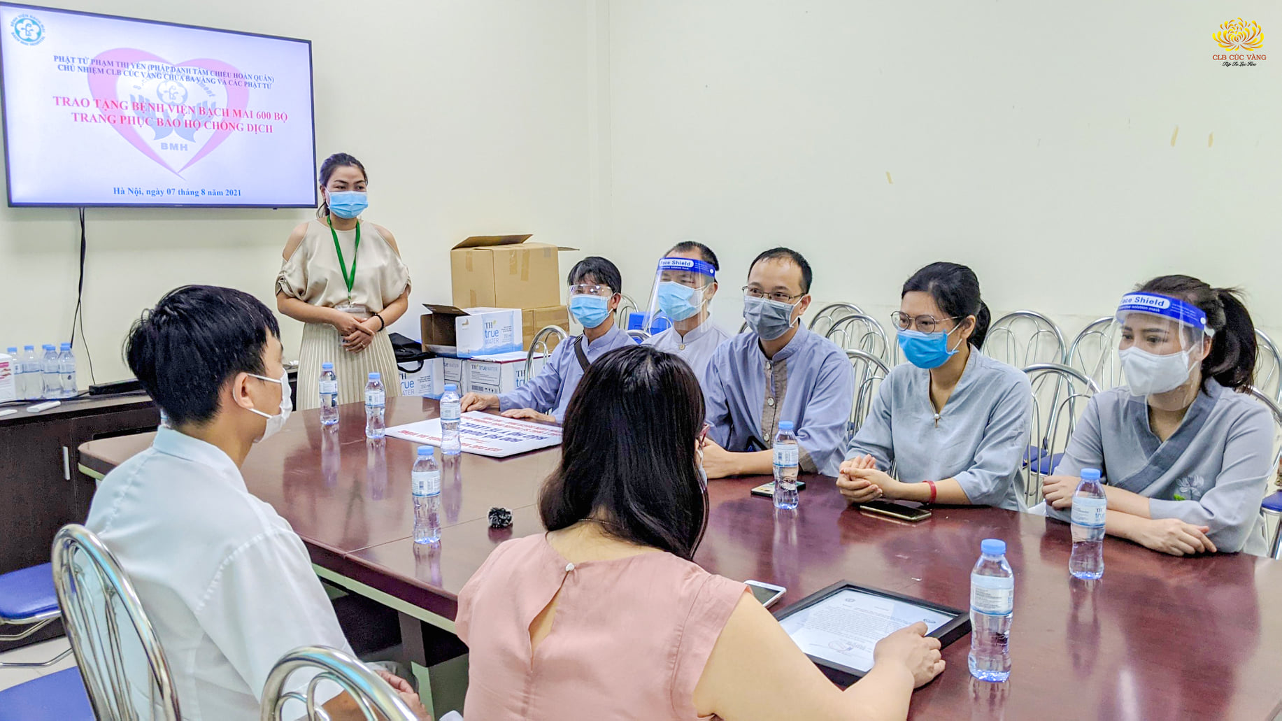 Tại Bệnh viện Bạch Mai, đại diện các y, bác sĩ đón nhận phần quà và gửi lời cảm ơn tới Sư Phụ Thích Trúc thái Minh, Cô Phạm Thị Yến cùng Phật tử CLB Cúc Vàng