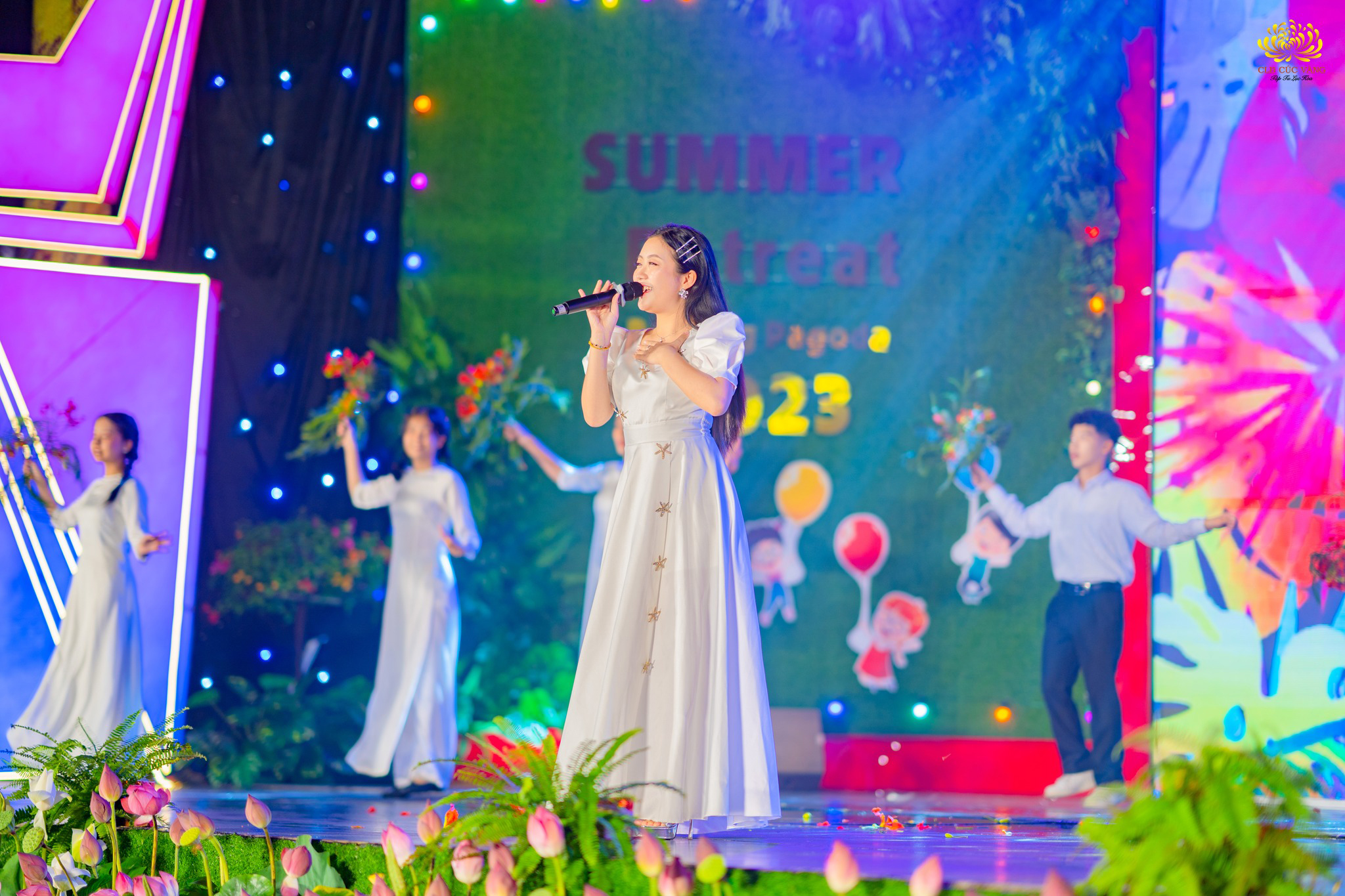 Quán quân Đồ Rê Mí năm 2008 - Hà Phạm Anh Thư trình diễn ca khúc 