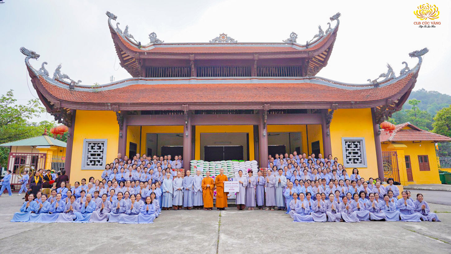 Tại Học viện Phật giáo Việt Nam - Sóc Sơn, Hà Nội: Phật tử CLB Cúc Vàng cúng dường trường hạ nhân mùa an cư 2023