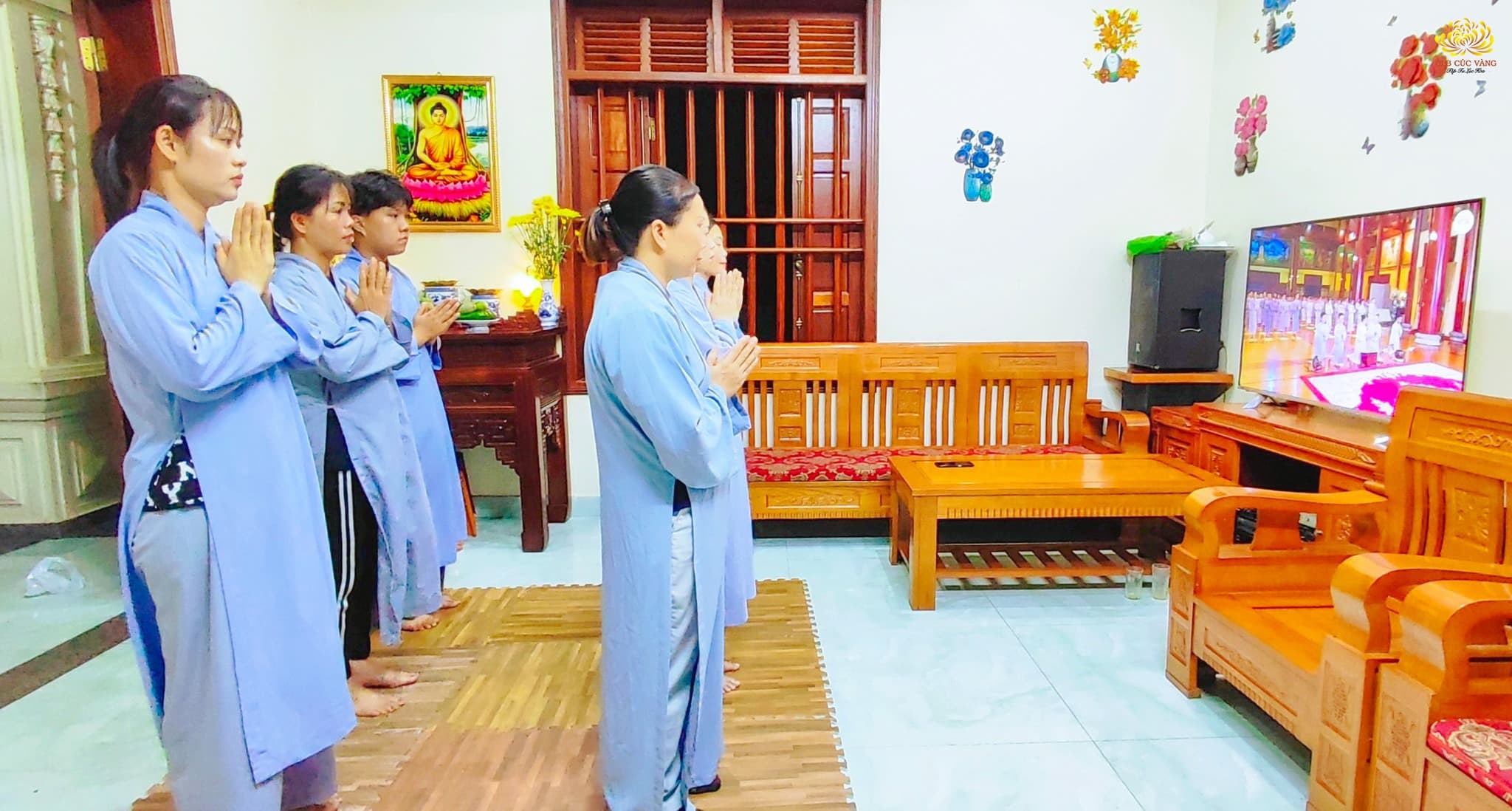 Tại nhà, các Phật tử đạo tràng Minh Giác - Tân Tiến, Hải Phòng tập trung cùng tu tập