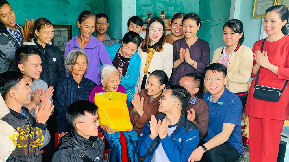 Đoàn từ thiện CLB Cúc Vàng đến thăm mẹ Việt Nam Anh Hùng Nguyễn Thị Xồi tại tỉnh Quảng Nam