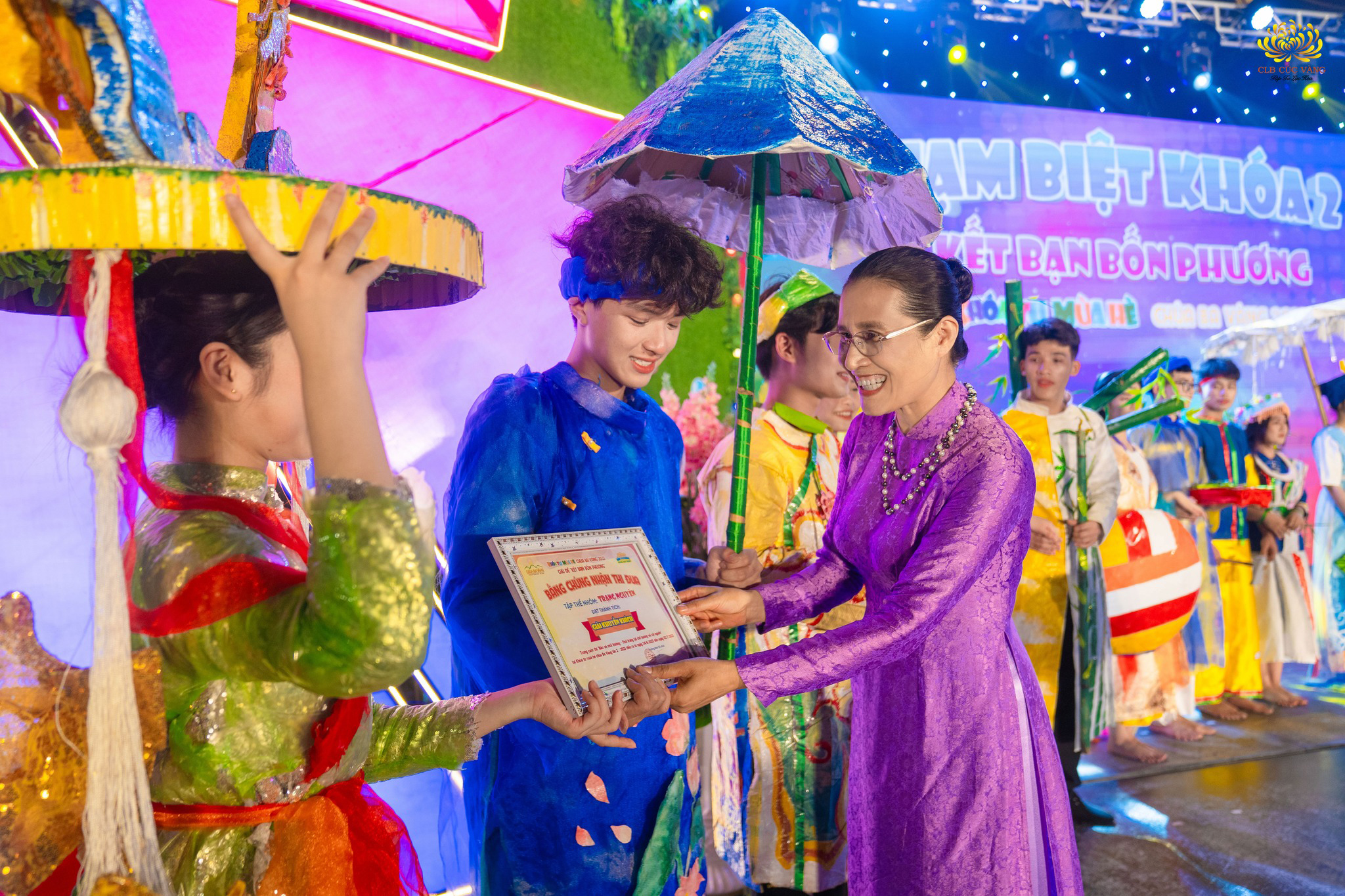 Cô Phạm Thị Yến trao bằng chứng nhận thi đua cho các nhóm.
