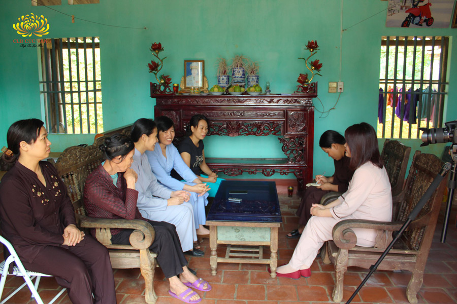 Cô Phạm Thị Yến đã đến gia đình Phật tử Trà Linh (áo đen) để giúp đỡ, hướng dẫn gia đình tu tập